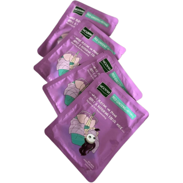 Mooyam Facial Mask While Playing On Phone (Red Ginseng-Retinol